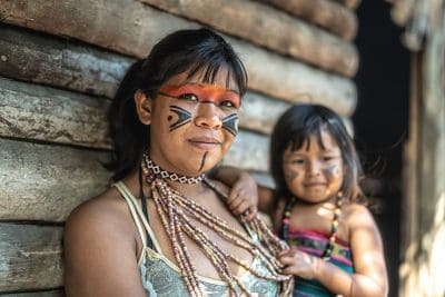 Madre e hija, población indígena de la selva peruana